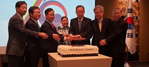 Ambassador Theresa Dizon-De Vega of the Philippines and former U.N. Secretary General Ban Ki-moon (4th and 5th from left, respectively) cut celebration cakes with other prominent participants in the party