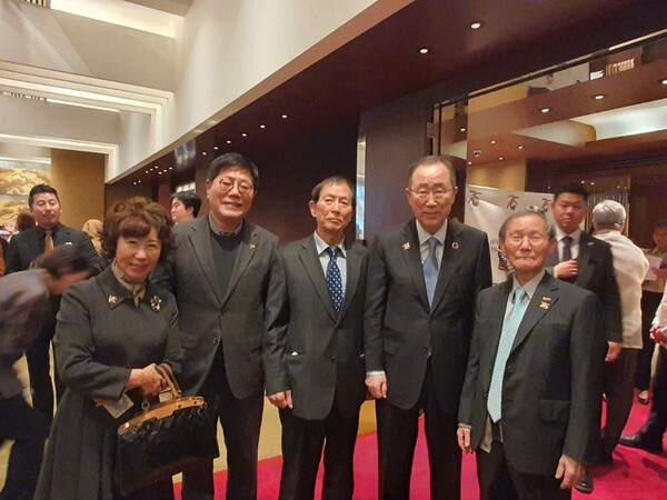 Former U.N. Secretary General Ban Ki-moon (4th from left) poses with the reportorial/editorial team of The Korea Post media, namely Publisher-Chairman Lee Kyung-sik (far right) and Vice Chairpersons Mme. Joy Cho, Song Na-ra and Choe Nam-suk (1st to 3rd from left)