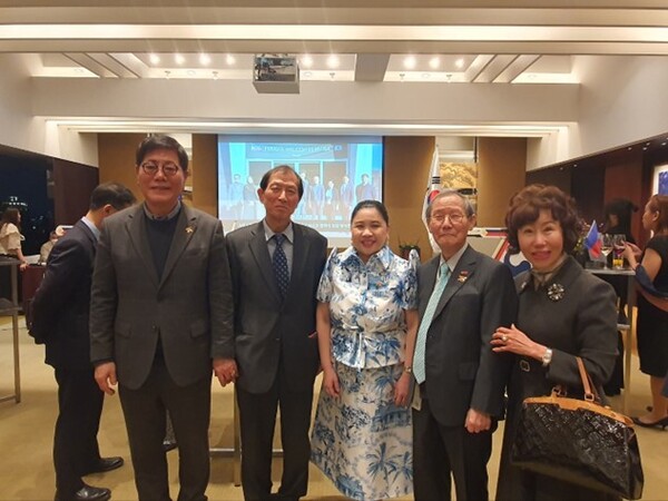 Ambassador Theresa Dizon-De Vega of the Philippines is flanked on the left by Vice Chairmen Song Na-ra and Choe Nam-suk (left and 2nd from left) and Publisher-Chairman Lee Kyung-sik and Vice Chairperson Joy Cho (4th and 5th from left, respectively)