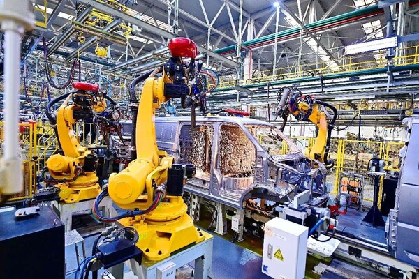 Intelligent robotic arms work in a workshop of a new energy vehicle manufacturer in Ganzhou, east China's Jiangxi province. (Photo by Zhu Haipeng/People's Daily Online)