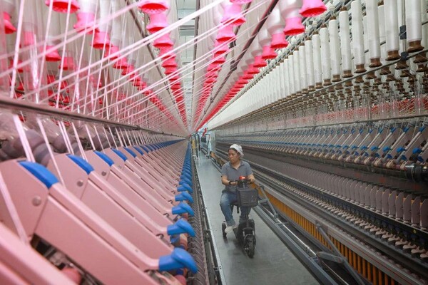 Photo shows an intelligent textile factory in Chongchuan district, Nantong, east China's Jiangsu province. (Photo by Xu Congjun/People's Daily Online)