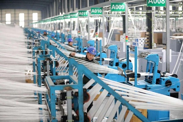 Photo shows an intelligent textile production line of a special textile producer in Huai'an, east China's Jiangsu province. (Photo by Yin Chao/People's Daily Online)