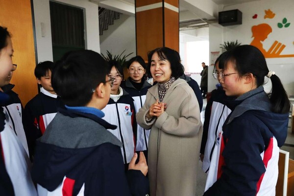 Shang Haihong (second from right), a deputy to the 14th National People's Congress and primary school teacher in Taizhou, east China's Zhejiang province, communicates face-to-face with students in a local middle school to collect their ideas. (Photo by Jiang Youqing/People's Daily Online)