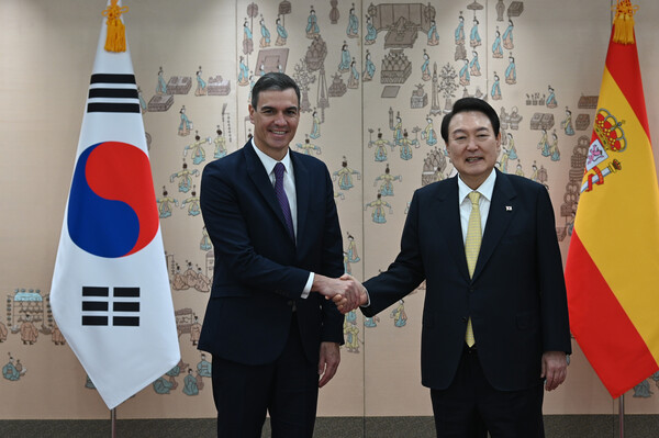President Yoon Suk Yeol of the Republic of Korea and President Pedro Sanchez of the Kingdom of Spain (right and left) shake hands with each other at the Office of the President in Yongsan-gu (Dragon Hill District) in Seoul. The two leaders pledged to further strengthen cooperation in electric vehicle batteries, renewable energy and various other economic, commercial and industrial areas between the two countries.