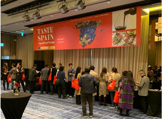 Many visitors sample tasty Spanish food and beverage at a Taste Spain event in Seoul