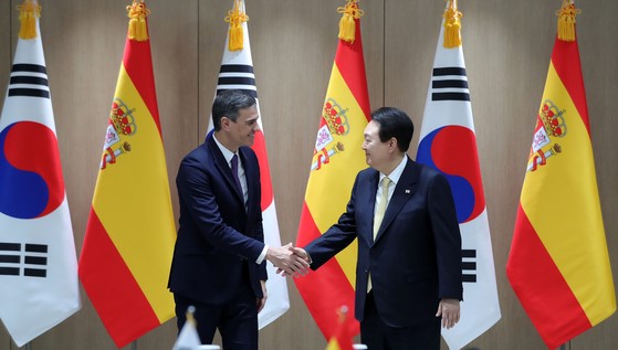 Spain's Prime Minister Pedro Sanchez and President Yoon Suk Yol at the president's office in Yongsan in Seoul in November 2022.