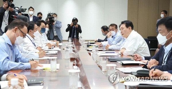 President Yoon Suk Yeol (2nd from right) presides over a meeting with senior presidential secretaries at the Yongsan Presidential Office in Seoul on July 4, 2022. (Yonhap)