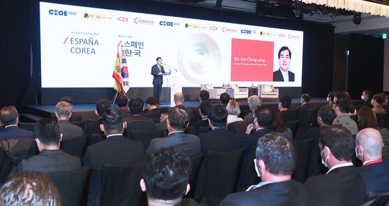 Minister of Trade, Industry & Energy Lee Chang-yang makes a keynote speech at the business forum between Korea and Spain held at the Four Seasons Hotel in Seoul in November 2022.