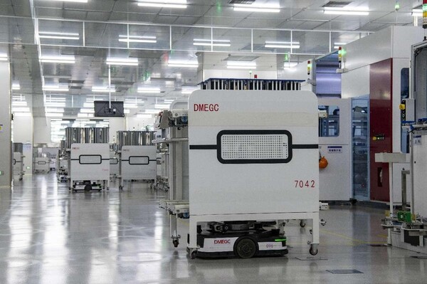 Automated guided vehicles run in a factory of DMEGC Solar in Jinhua, east China's Zhejiang province. (Photo by Hu Xiaofei/People's Daily Online)