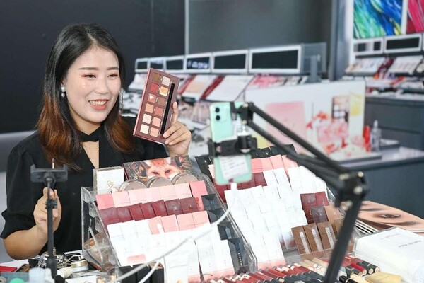 A host sells cosmetics via cross-border livestream in Ganzhou, east China's Jiangxi province. (Photo by Zhu Haipeng/People's Daily Online)