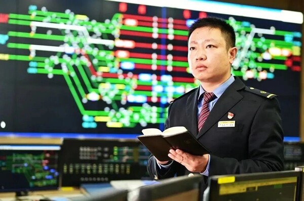 Jiang Tao checks the information of trains