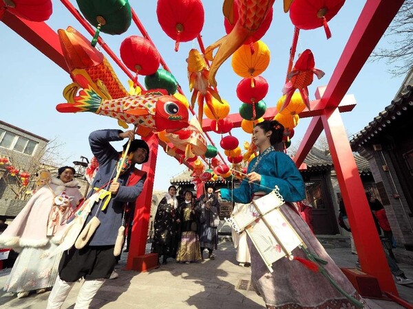Folk culture performance is staged in the Moshikou historical and cultural block in Shijingshan district, Beijing, Feb. 24, 2024. (Photo by Du Jianpo/People's Daily Online)