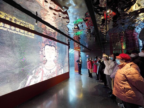 Tourists visit the Fahai Temple Mural Art Center in the Moshikou historical and cultural block in Shijingshan district, Beijing. (Photo by Du Jianpo/People's Daily Online)