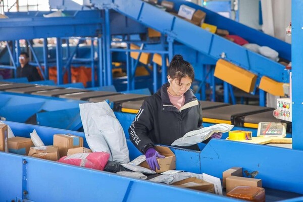 A woman works on an intelligent sorting line in a logistics park in Lanshan county, Yongzhou, central China's Hunan province. (Photo by Peng Hua/People's Daily Online)