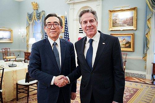 Foreign Minister Cho Tae-yul (L) shakes hands with U.S. Secretary of State Antony Blinken ahead of their talks in Washington on Feb. 28, 2024, in this file photo provided by Cho's office  (Yonhap)