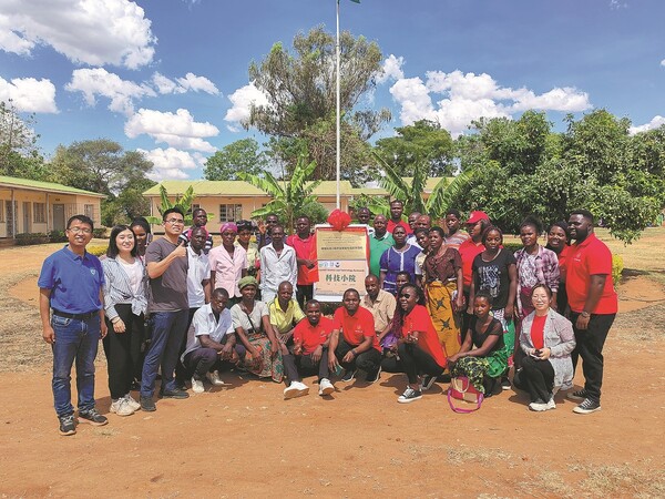 Students of China Agricultural University pose for a picture with local farmers when a science and technology backyard in Lisasadzi, Malawi's Kasungu District is inaugurated. (Photo provided by China Agricultural University)