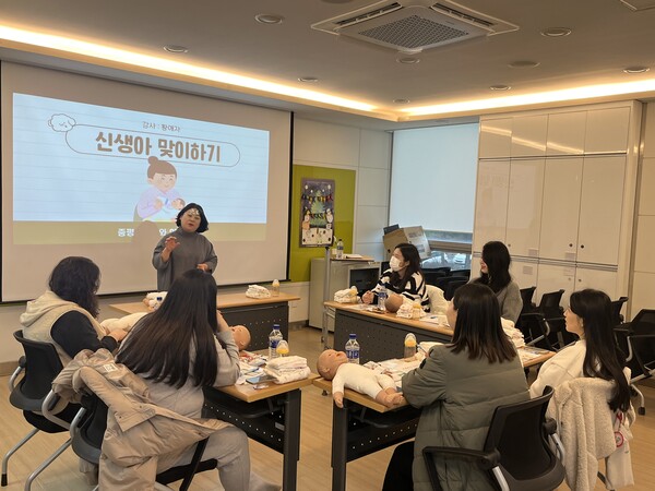             Public health center of Jeongpyeong County provides class for the pregnant 