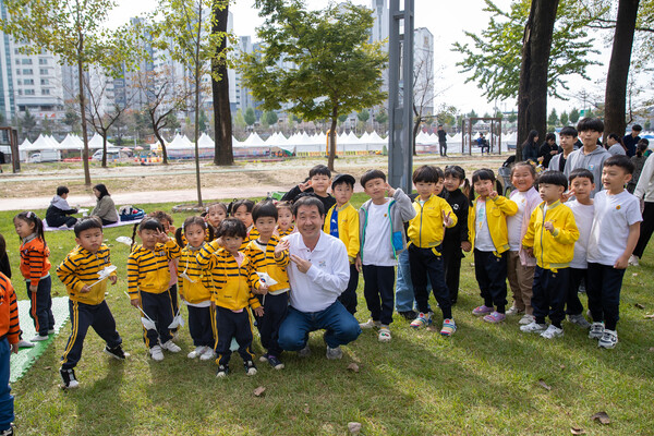                      Mayor Lee Jae-young  having fun with children in Bojangcheon 