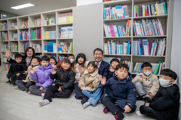                        Mayor Lee Jae-young poses with children at the library
