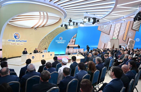 카자흐스탄의 토카예프 대통령(연단 뒤 왼쪽에서 두 번째)이 강조하는 말입니다:  "진정한 선진국이 되기 위해서는 경제 문제만 해결하는 것 만으로는 충분하지 않습니다."