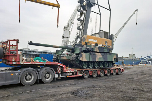     폴란드 그드니아 항구에 도착한 폴란드 K2 전차 모습