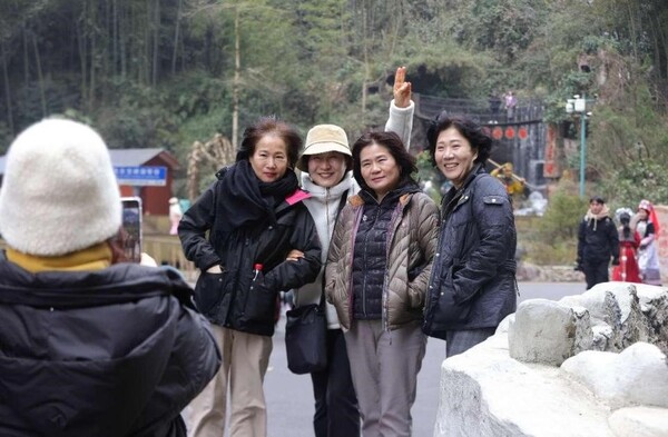 South Korean tourists pose for a picture in a scenic area in Zhangjiajie, central China's Hunan province, Feb. 29, 2024. (Photo by Wu Yongbing/People's Daily Online)
