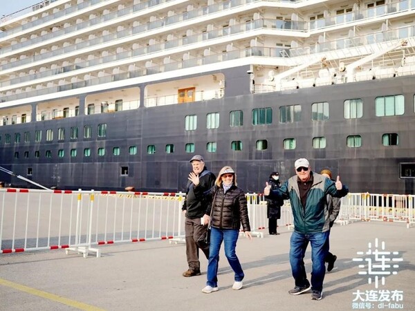 Foreign tourists taking the international cruise ship Zuiderdam arrive in Dalian, northeast China's Liaoning province, March 10. (Photo from the information office of the Dalian municipal government)