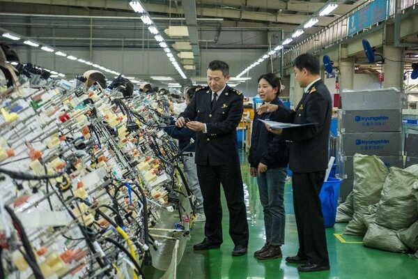 Customs officers of Huaibei, east China's Anhui province launch inspection in a workshop of a local company. (Photo by Xiao Benxiang/People's Daily Online)