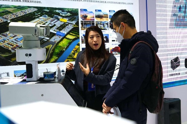 A visitor learns about artificial intelligence products at an expo on smart customs clearance held in Beijing, Nov. 26, 2023. (Photo by Guo Junfeng/People's Daily Online)