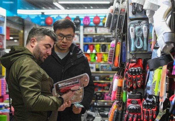 A merchant from Georgia purchases sports equipment at the Yiwu International Trade Market in east China's Zhejiang province. (Photo by Shi Kuanbing/People's Daily Online)