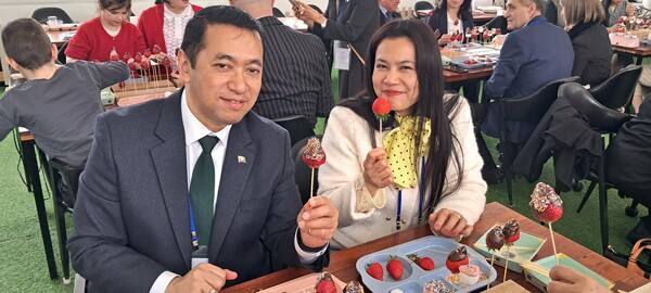Ambassador and Mrs. U Thant Sin of the Union of Myanmar, dean of the visiting members of the Seoul Diplomatic Corps to the Nonsan Strawberry Festival, pose for the camera.