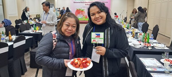 Director of Department Tourism of the Philippines Ms. Maria Apo (left) with Marketing Manager Mrs. Cheanrie Navida of the Philippines.