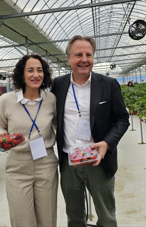 Ambassador Sevend Olling of Denmark (right) poses with Madam Duygu Toker Olling each holding a box of Juicy strawberries of Nonsan.