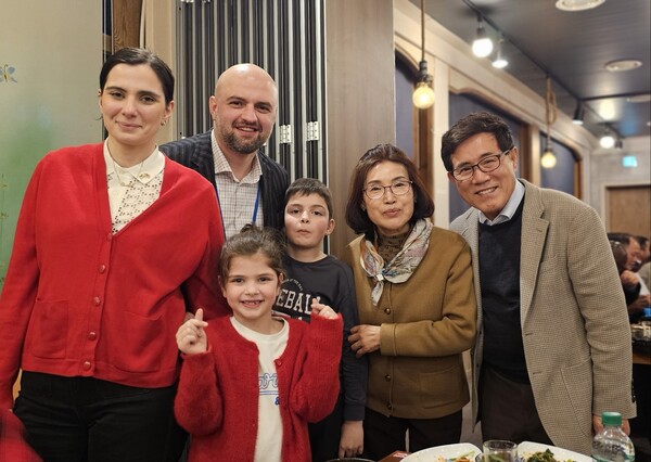 Ambassador and Mrs. Tarash Papaskua of Georgia (2nd and 1st from left) with their children pose with President and Mrs. Kim Hyung-dae of The Korea Post media (right and 2nd from right).