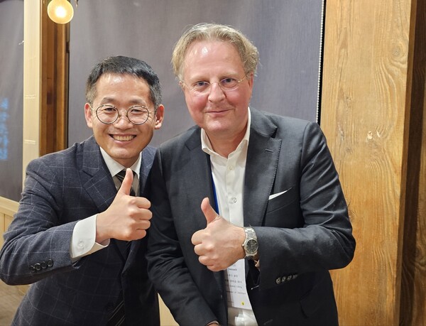 Ambassador Svend Olling of Denmark (right) shows his thumb up with Deputy Mayer Kim Young-kwan of the Nonsan City in a gesture of goodwill and friendship between the two countries.