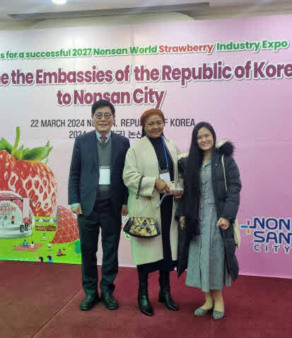 Senior Vice Chairman Song Na-ra of The Korea Post media (left) poses with Mrs. Nzama Kalema (spouse of the ambassador of Congo) and a member of Embassy of Vietnam.