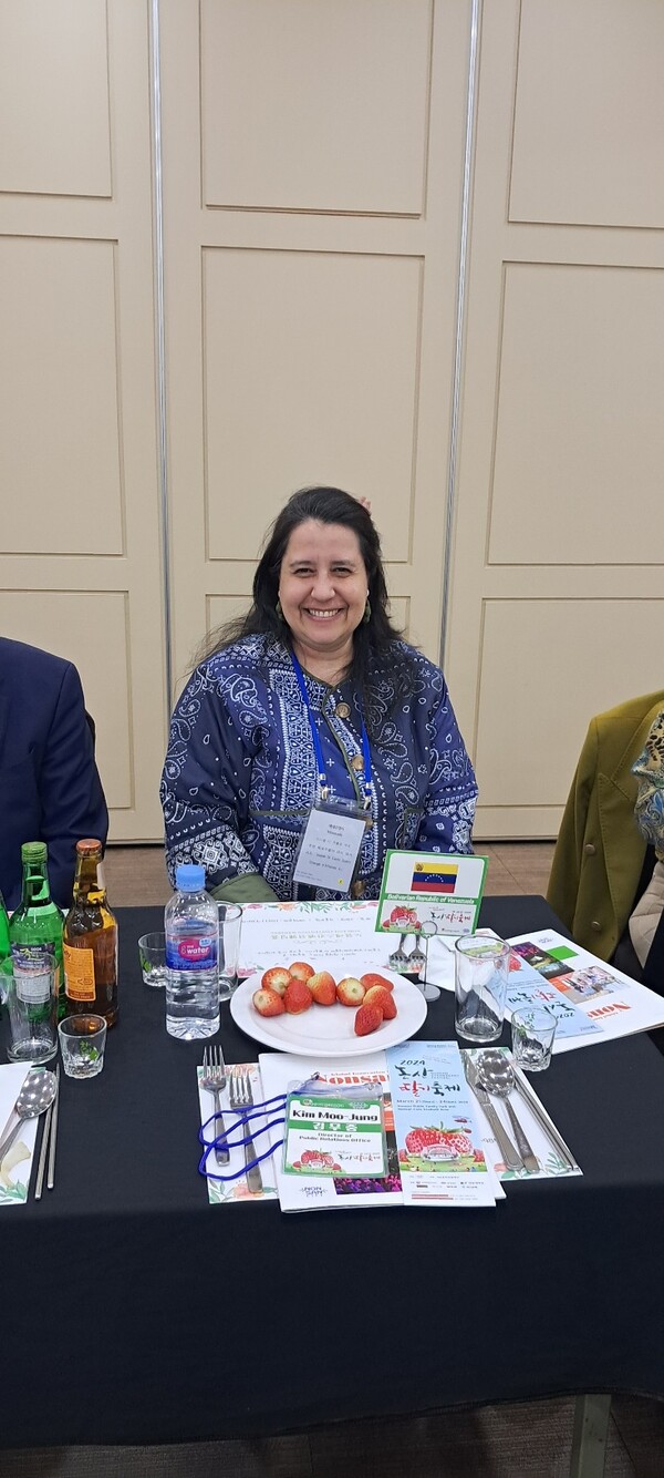Ambassador Isabel Di Carlo of Venezuela is all smiles with dish of mouth-watering strawberries of Nonsan.