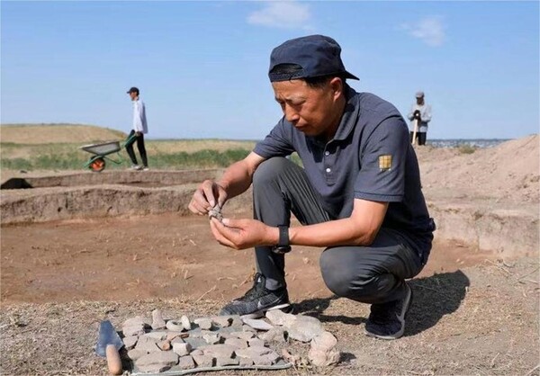 Ding Yan, a researcher with the Shaanxi Provincial Institute of Archaeology, works at the Rahat site in Kazakhstan. (Photo provided by Shaanxi Provincial Institute of Archaeology)