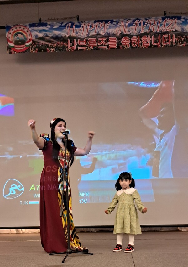                   열창을 하고있는 타지키스탄 고유 의상의 가수와 어린이