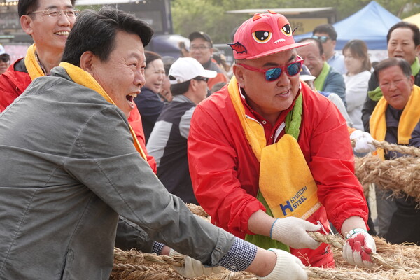 Mayor Oh Sung-hwan of the Dangjin City (left) joins the rope-pulling at the Dangjin Tug of War event.