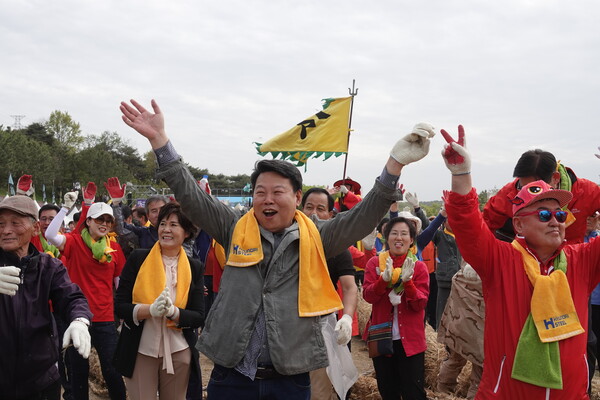 Mayor Oh Sung-hwan of the Dangjin City raises his hands high introducing the Dangjin Tug-of-War Festival this year.