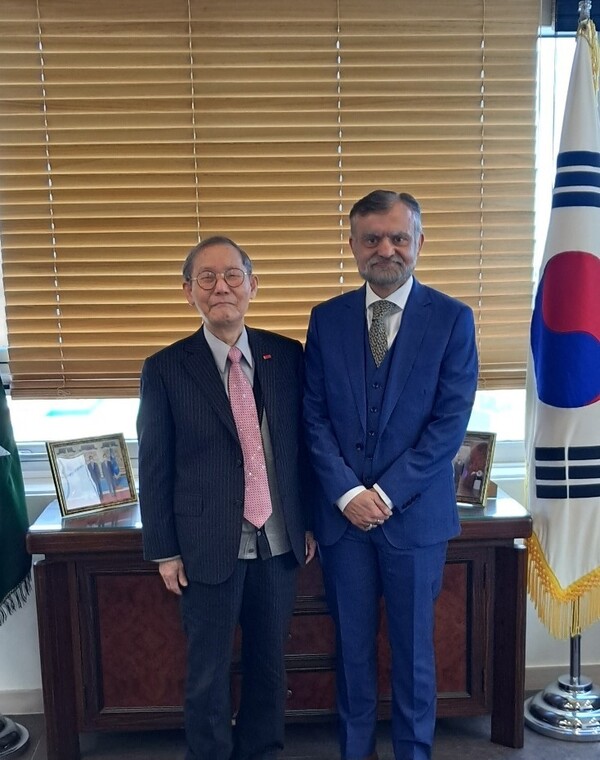 Ambassador  Nabeel Munir of the Islamic Republic of Pakistan in Seoul (right) poses with Publisher-Chairman Lee Kyung-sik of The Korea Post media after an interview.