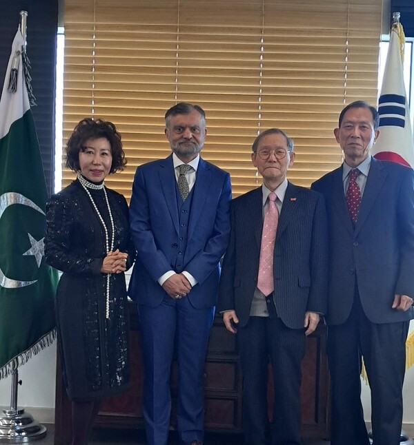 Ambassador Nabeel Munir of the Islamic Republic of Pakistan in Seoul and Publisher-Chairman Lee Kyung-sik of The Korea Post media (2nd and 3rd from left, respectively) pose with Vice Chairman Choe Nam-suk and Vice Chairperson Joy Cho (right and left).