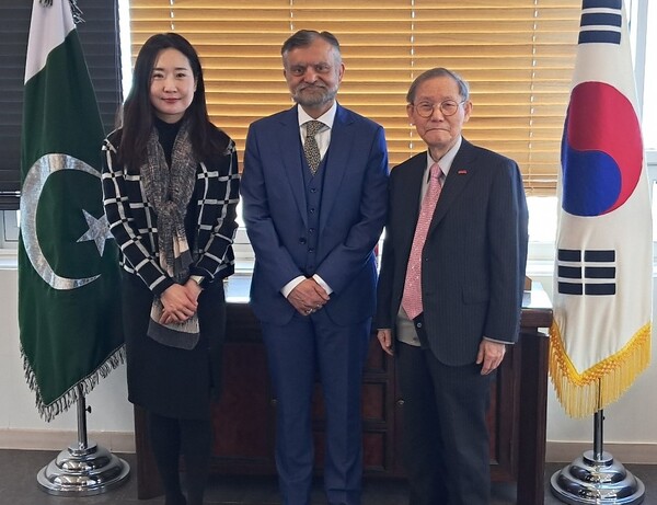 Ambassador Nabeel Munir of Pakistan is flanked on the left by Secretary Janine Kim of the Embassy of Pakistan and Publisher-Chairman Lee Kyung-sik of The Korea Post.