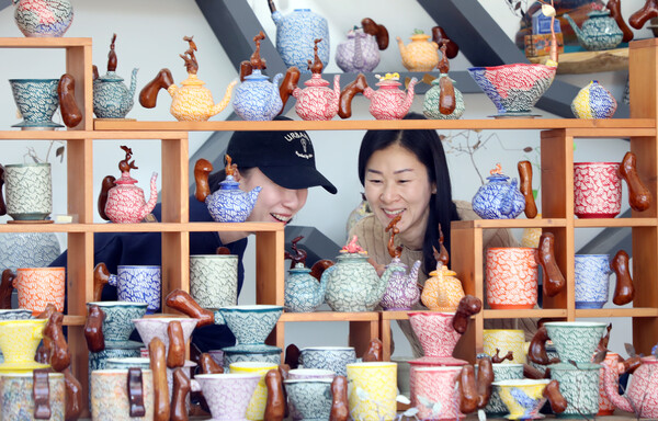                                    Lovers stop by the colourful living pottery