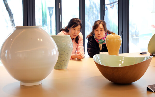 Ceramics enthusiasts admiring Korean ceramics at the exhibition centre