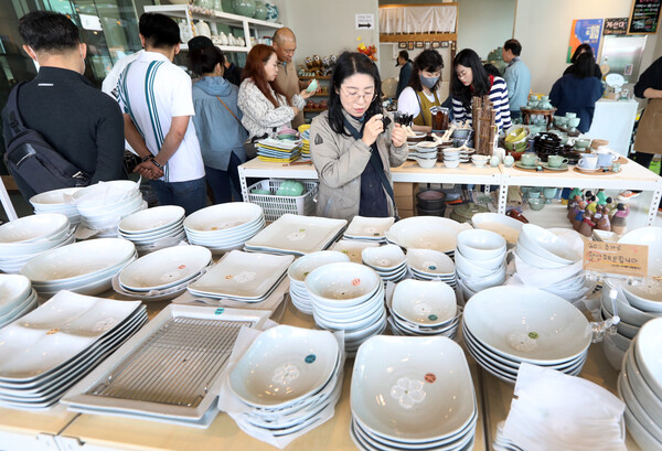 The exhibition hall where you can buy household ware attracts the attention of many enthusiasts. The ceramics are all handmade and the designs are unique and individual.