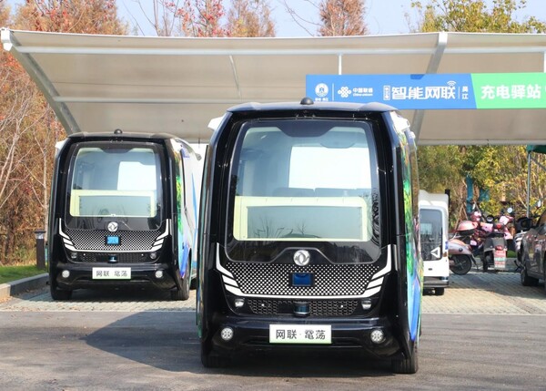 Two 5G-enabled autopilot tour buses are on trial operation in Wujiang district, Suzhou, east China's Jiangsu province. (Photo by Wang Jianzhong/People's Daily Online)