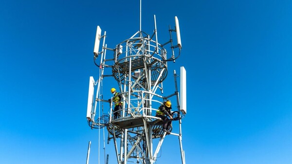 Technicians of the Zhangye branch of China Telecom tests a 5G base station in Kangning village, Ganzhou district, Zhangye, northwest China's Gansu province. (Photo by Yang Yongwei/People's Daily Online)