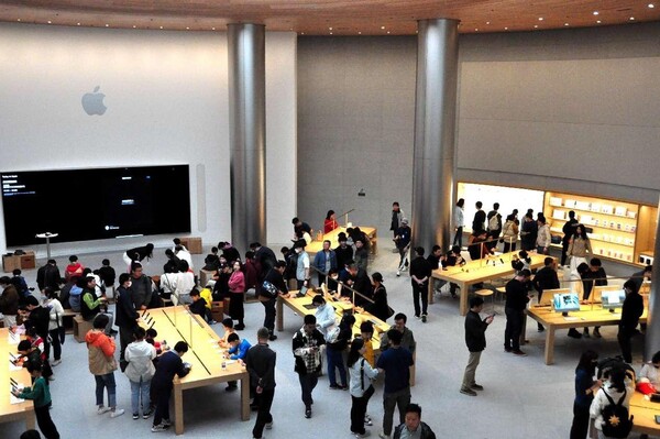 Photo taken on March 24, 2024 shows a recently opened Apple store in Jing'ansi Square in a central business district of Shanghai, which is the largest in Asia. (Photo by Yan Daming/People's Daily Online)
